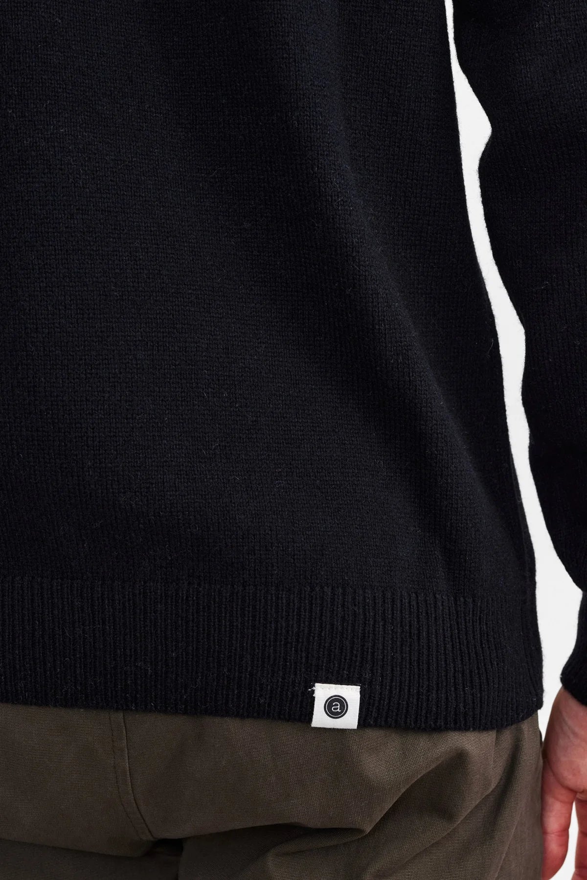 Anerkjendt Aknico Solid Roll Neck Lambswool Caviar